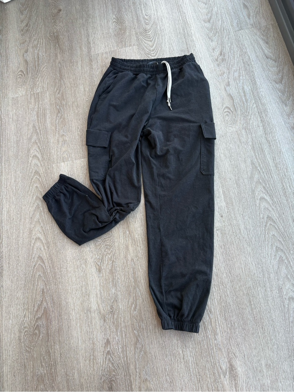 Vuori Black Cargo halo Joggers with Drawstring
